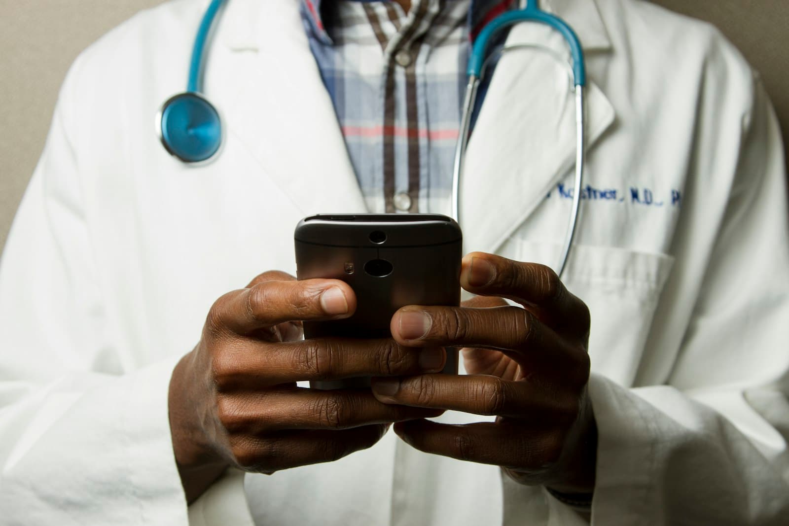 Médico moderno recebendo alerta e acompanhando dados remotamente